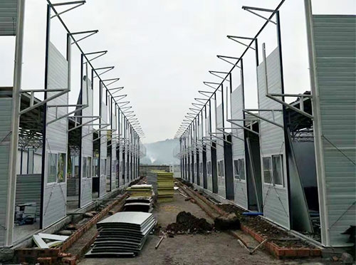 犍為縣中水工地雙層活動板房施工中